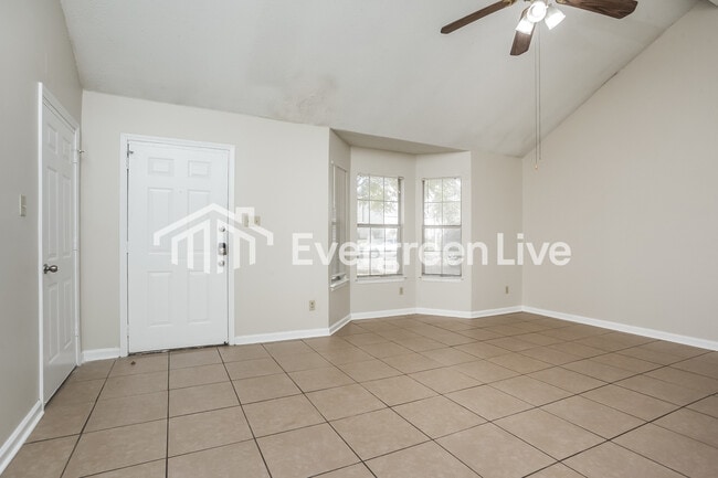 Photo - 5841 Hickory Cmns