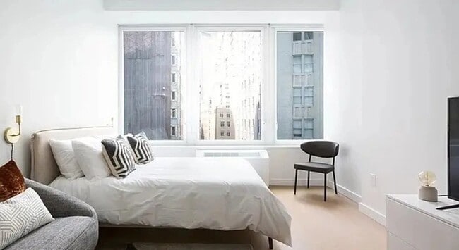 180 John St Unit 1410
