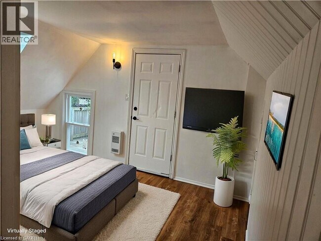 Photo - 180 Emerald St S