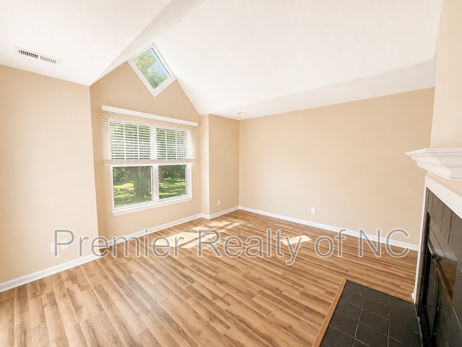 Building Photo - 5020 Thoroughbred Ln Unit G