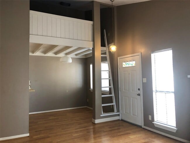 Building Photo - 3500 Tangle Brush Dr Unit 86