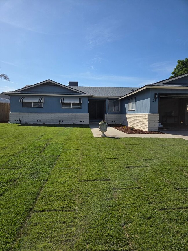 Building Photo - Four bedroom w/ pool