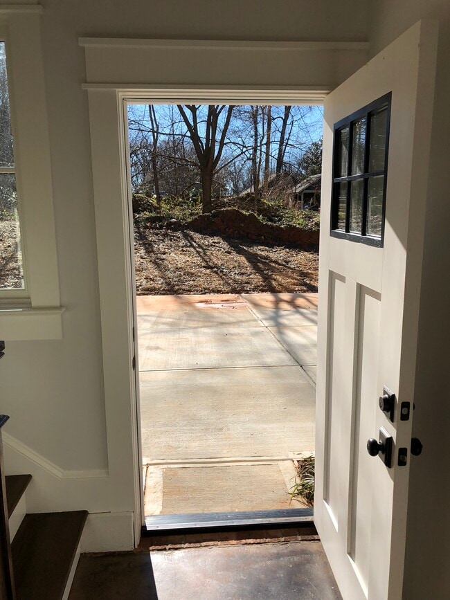 Photo - 2121 Roslyn Ave