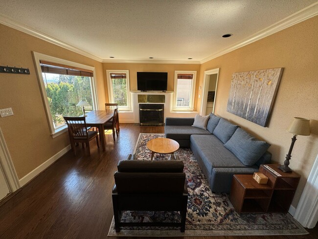 Building Photo - Fully Furnished 2 Bed 1 Bath W/ ALL Utilit... Rental