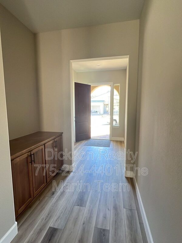 Photo - 215 Commodore Dr