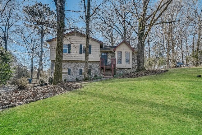Charming 4 Bedroom with Large Yard - Charming 4 Bedroom with Large Yard House