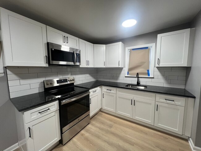 Building Photo - 1018 W 8th St