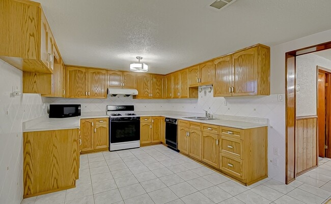 Kitchen - 36 Ludgate Dr