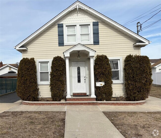 Building Photo - 146 Westbury Ave Rental