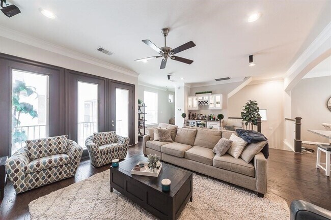 Photo - 444 N Live Oak St