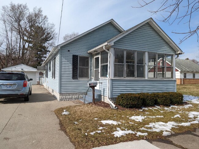 Photo - 611 Superior St House