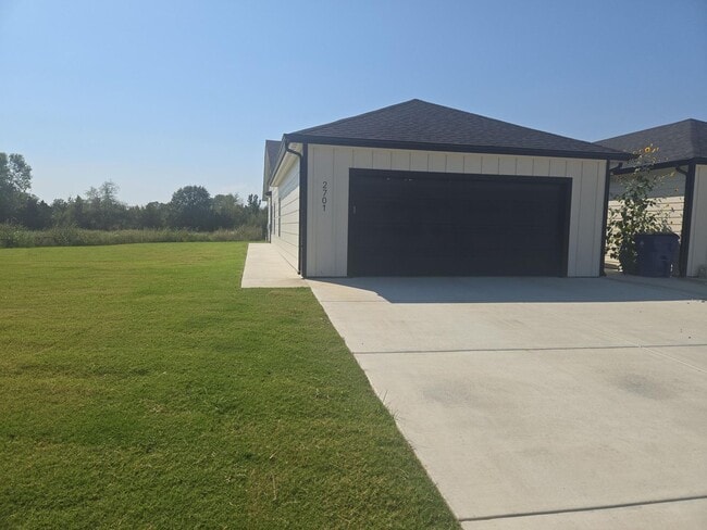 Building Photo - 2701/03 Greenleaf Unit 2701 Greenleaf Cir