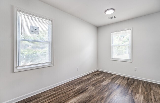 Building Photo - 405 W Brooks Rd Rental