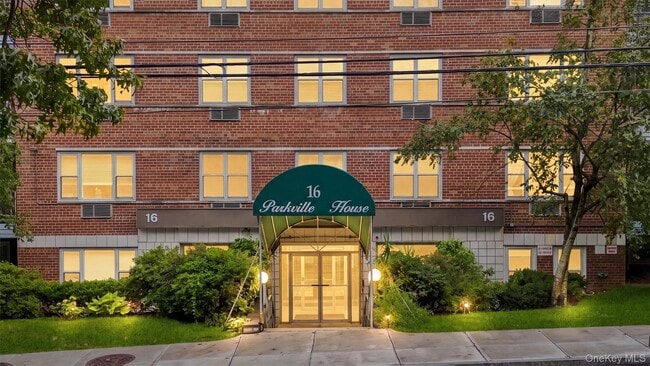 Building Photo - 16 Lake St Unit 7J