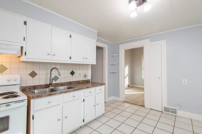 Kitchen - 2615 N Wauwatosa Ave