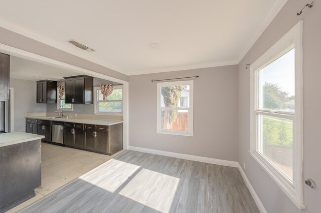 Photo - 14947 Chatsworth St