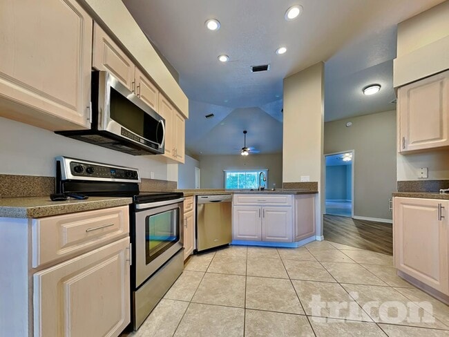 Photo - 1748 Pembrooke Way