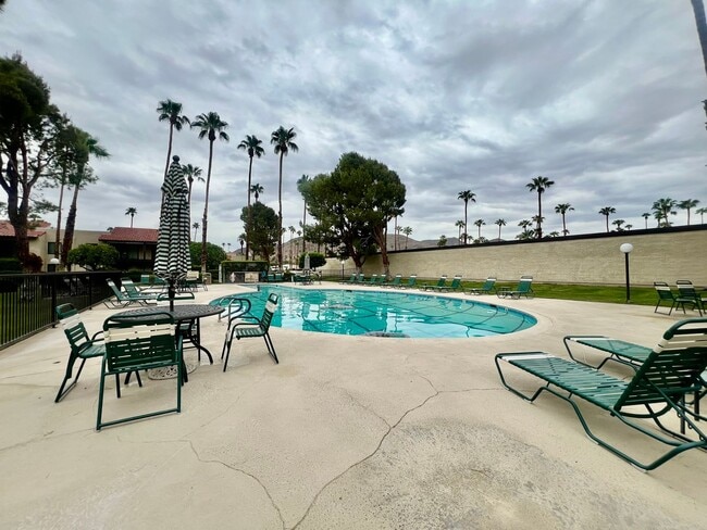 Building Photo - COMING SOON !! 1 Bed 1 Bath Apartment in P...