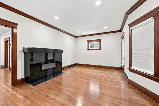 Photo - 1320 W 64th St Unit Newly Renovated Gordon Sq Apt