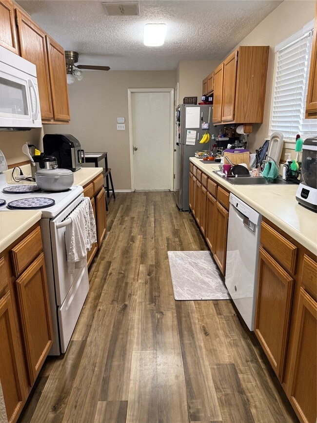 Photo - 2920 Thistledown Dr