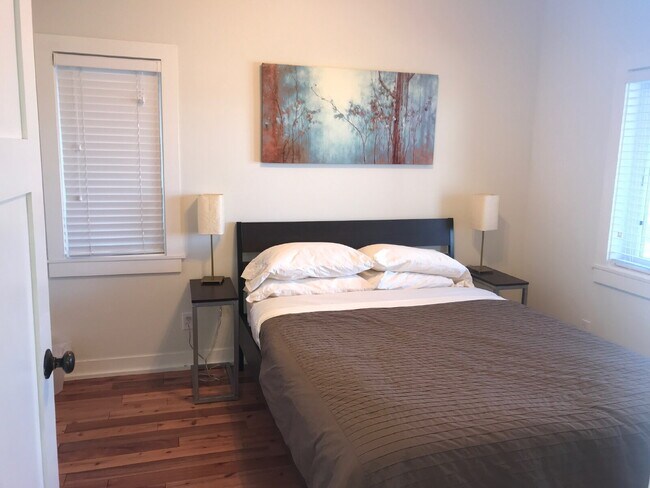 Photo - Charming 4-Bed Oasis with Granite Touches & Hardwood Elegance in Minneapolis!