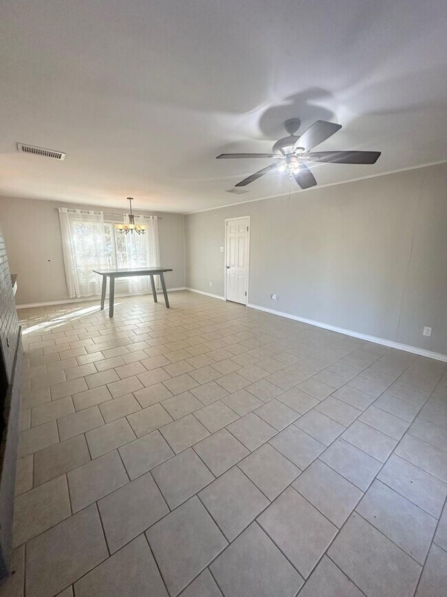 Photo - 3 Bed 2 Bath Ready to Rent ASAP! Fully remodeled bathrooms!
