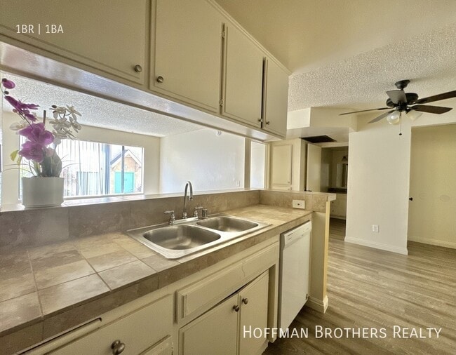 Photo - 9233 Van Nuys Blvd Unidad 209