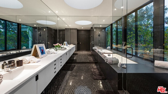 Photo - 10556 Fontenelle Way