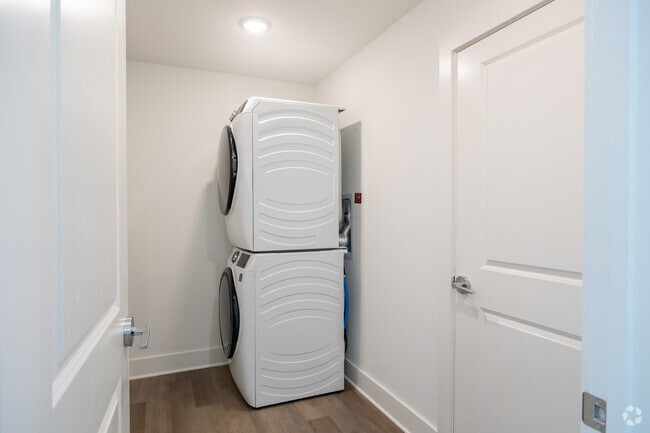 1BR, 1BA -790SF