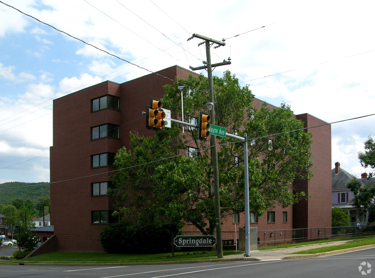 From South Wayne Avenue to the north - Springdale Apartments