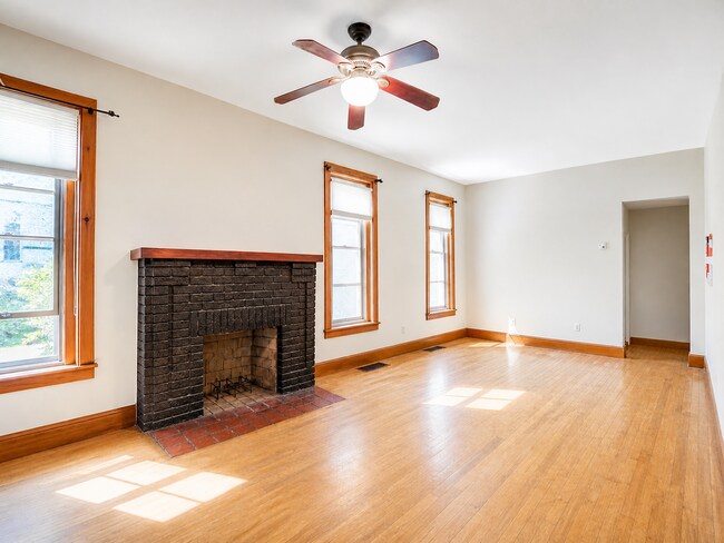 Photo - 2556 Dupont Ave S