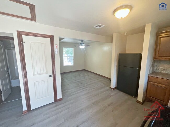 Photo - 1604 NW Lindy Ave Unit Apt 2