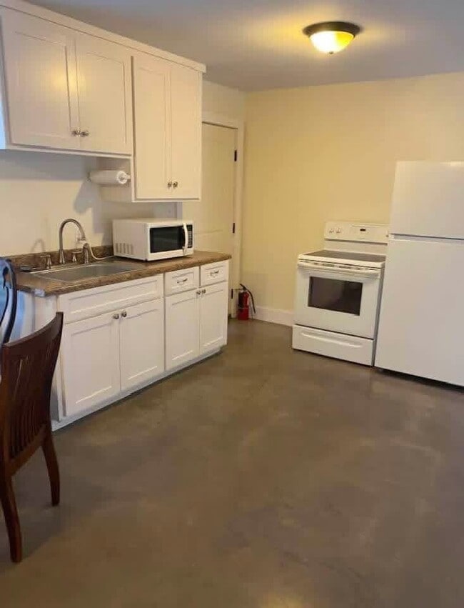 Photo - 910 Lewis Dr Unit Cottage in Quiet Neighborhood