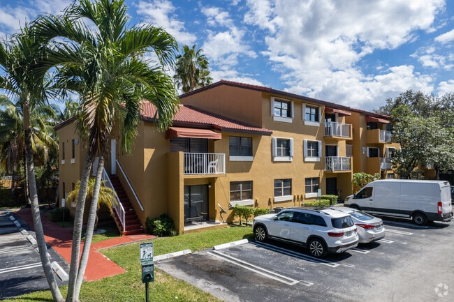 Photo - Courts At Kendall Tennis Club Apartments