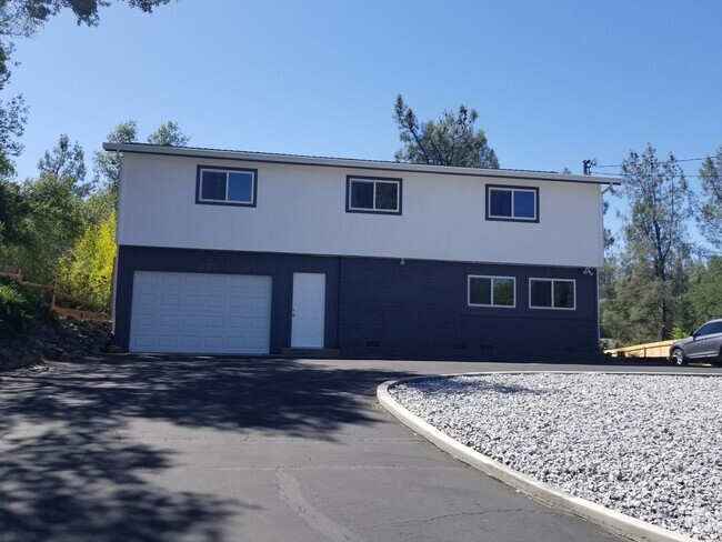 Building Photo - Large Home in North Redding - NEW flooring...