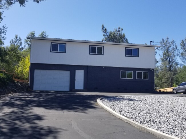 Large Home in North Redding - NEW flooring... - Large Home in North Redding - NEW flooring...