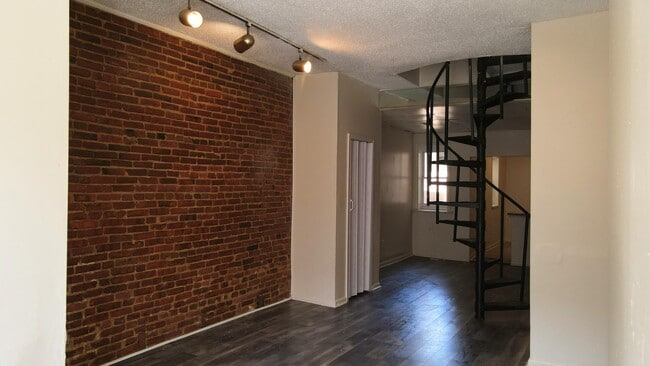 Photo - 2133 Division St