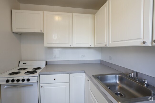 1BR_1BA 590 sq ft ( North) - Kitchen
