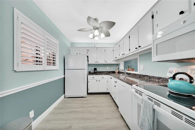 Photo - 5250 Las Verdes Cir Unit 212