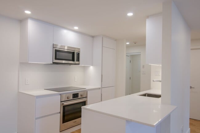 Building Photo - 1565 Avenue Victoria Unit 310