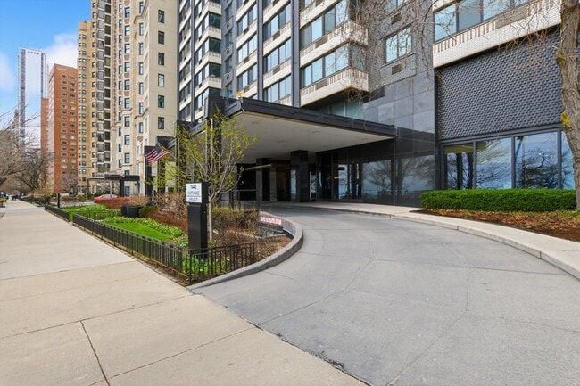 Building Photo - 1440 N Lake Shore Dr Unit 5F