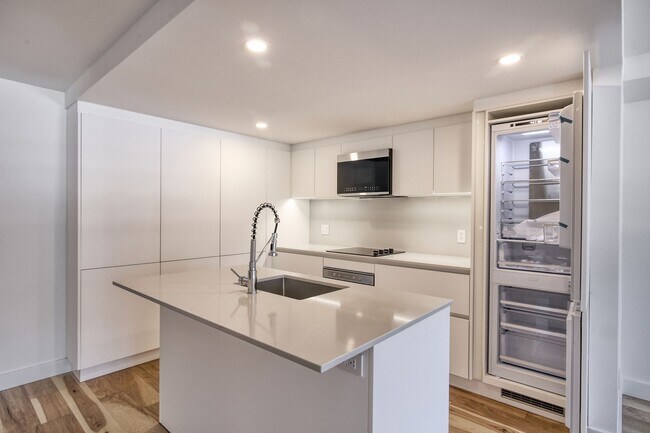 Building Photo - 3460 Rue Peel Unit 308