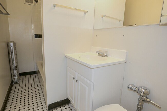 Photo - 3912-28 N. Pine Grove