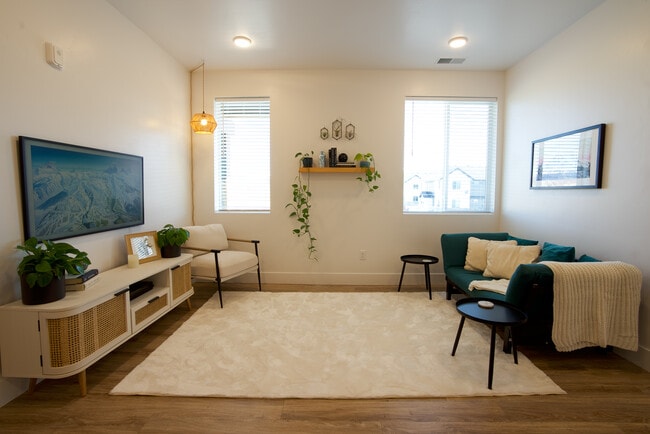 Living room - 525 N 1st St