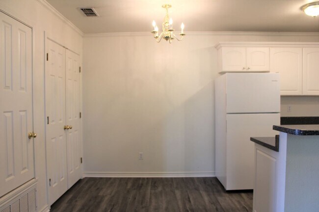 Dining Room - 2575 W Denman St Unit D
