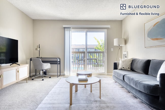 Building Photo - 666 Edgewater Blvd Rental