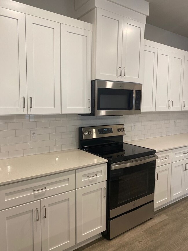 Photo - 3/2/2 FIREPLACE - NEW FLOORING + NEW PAINT