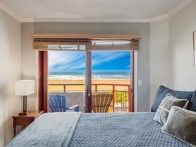 900 La Playa St