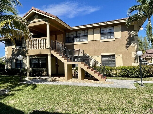 Building Photo - 2630 Riverside Dr Unit 2630