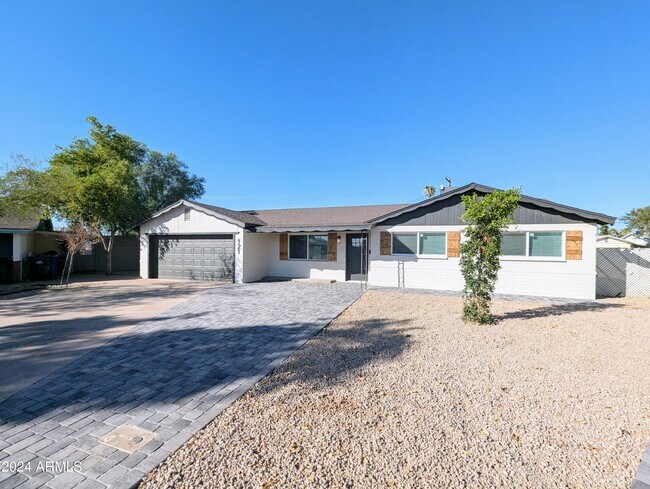 Photo - 121 N Flint Cir
